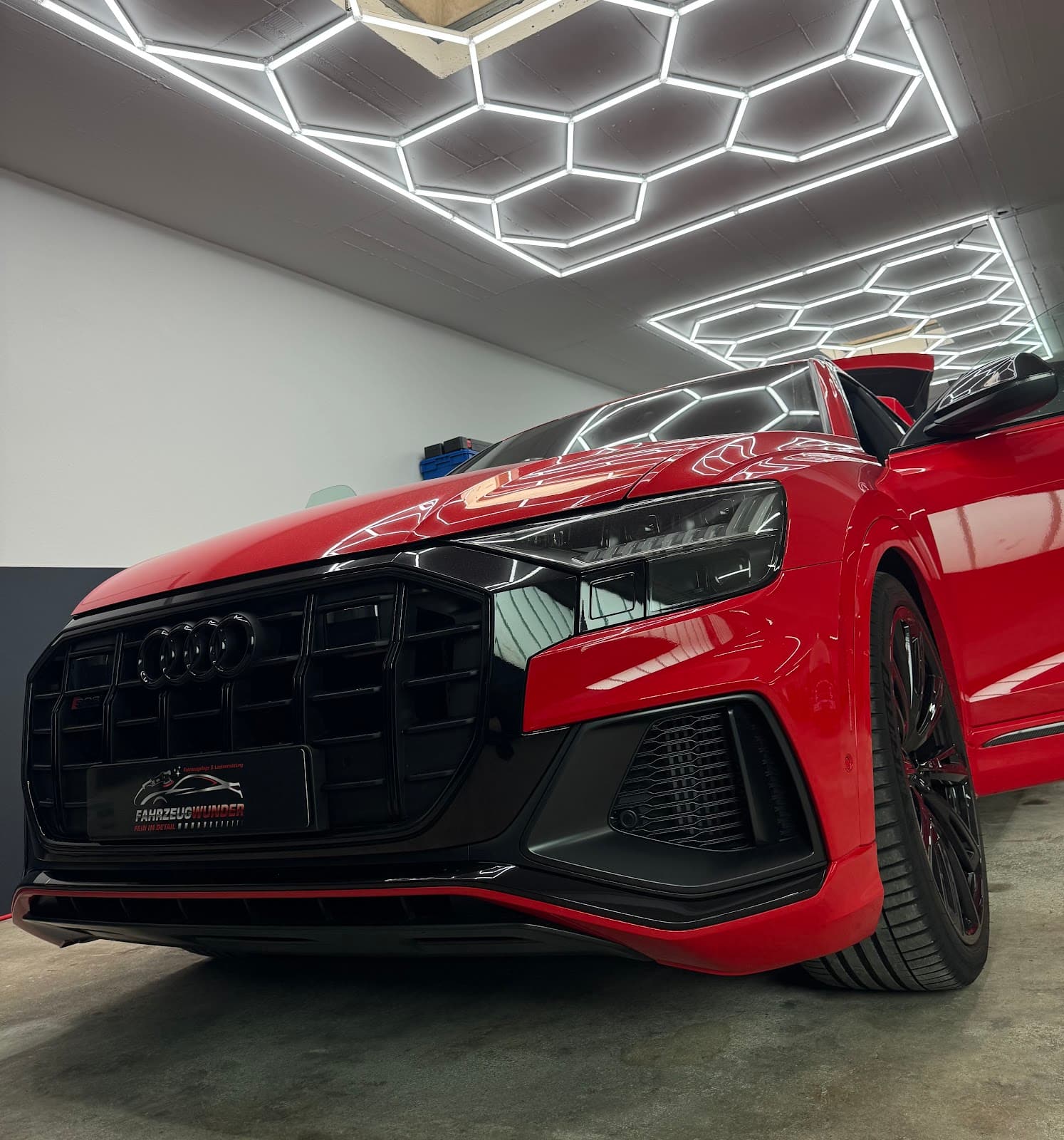 Audi SQ8 in Rot mit spiegelndem Lack unter der LED-Decke