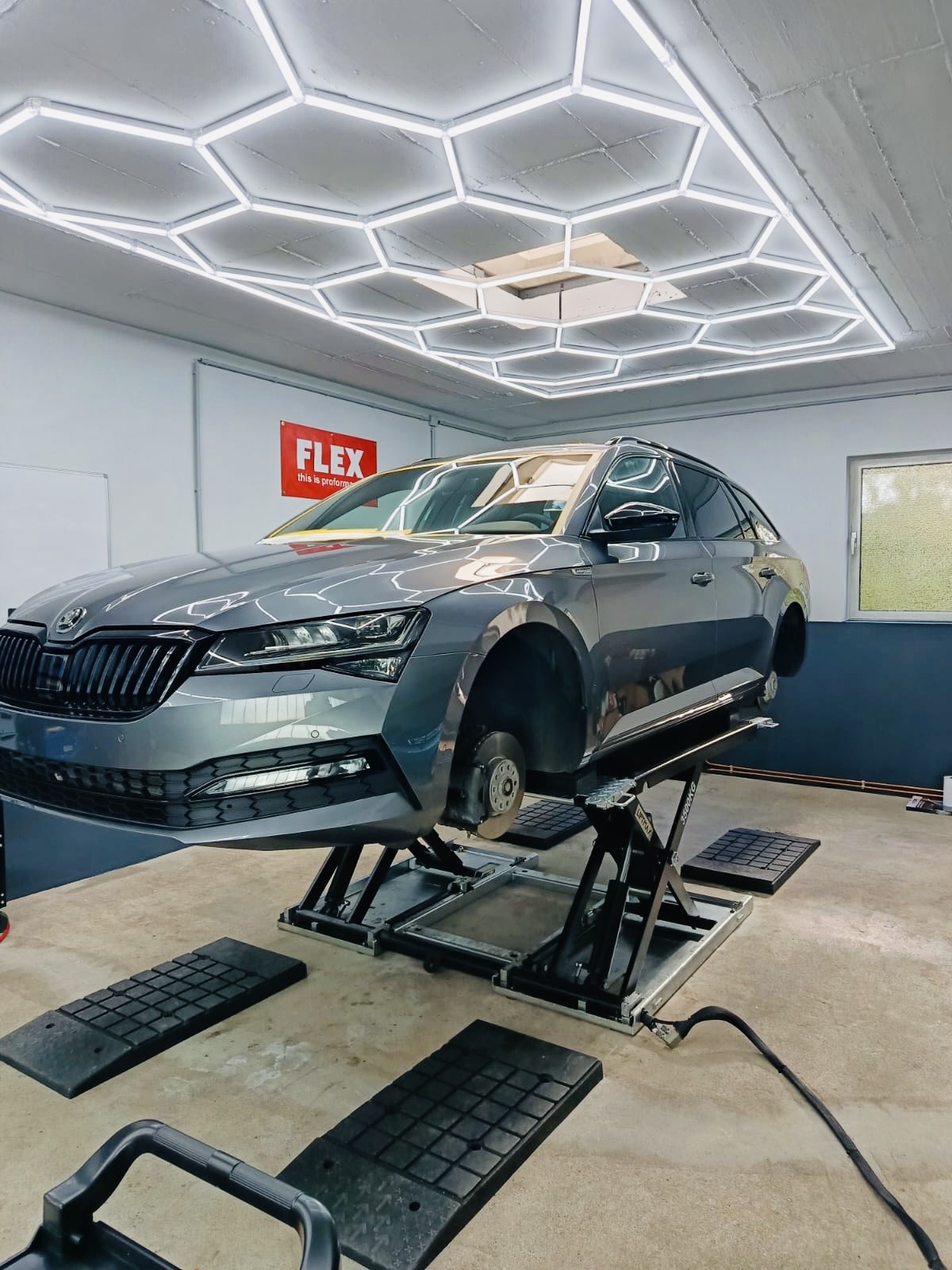 Škoda Superb mit demontierten Rädern