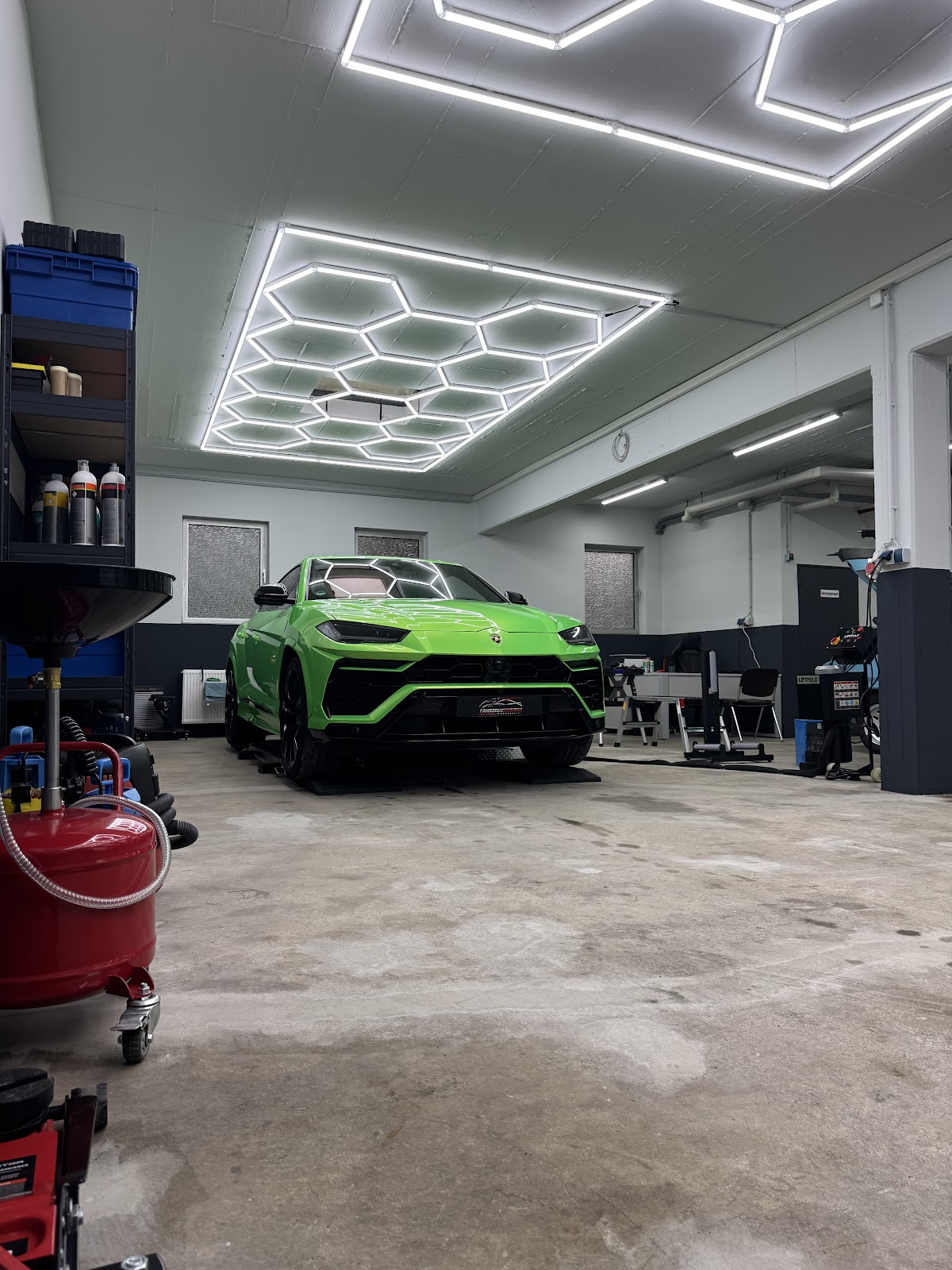 Lamborghini Urus unter der LED-Decke
